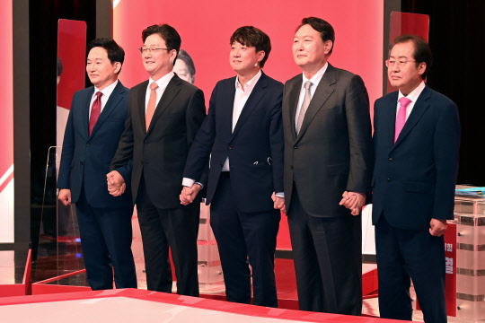 국민의힘 원희룡(왼쪽부터), 유승민, 윤석열, 홍준표 대선 예비후보가 11일 오후 광주 서구 치평동 KBS 광주방송총국에서 이준석 당 대표(가운데)와 함께 호남권 합동토론회를 앞두고 선의의 경쟁을 다짐하고 있다. 연합뉴스